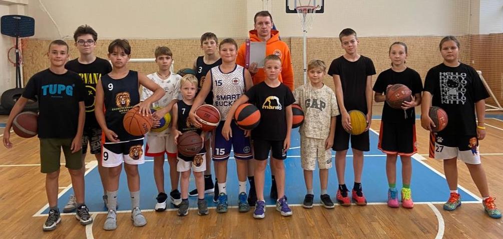 Баскетбольная школа "Алекс" получила методическое пособие в рамках гранта РФБ