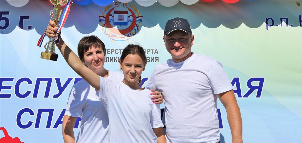 Юная баскетболистка Мария Макарова со своей семьей стали победителем республиканской спартакиады